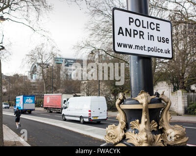 Polizei automatische Anzahl Teller Anerkennung ANPR gebräuchlich im Zentrum von London Stockfoto