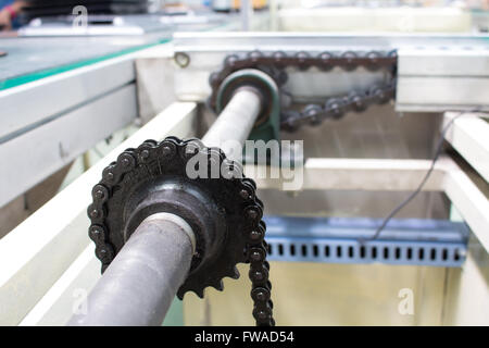 Motor und Kette Antriebswelle Linie Förderband Industrie Stockfoto