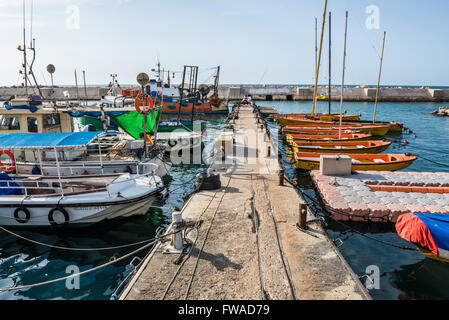 Angelboote/Fischerboote im Hafen von Jaffa in Jaffa, älteste Teil von Tel Aviv, Israel Stockfoto