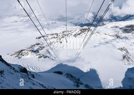 Blick vom Klein Matterhorn (Matterhorn Glacier Paradise, 3883m) auf dem Theodulgletscher unten. Stockfoto