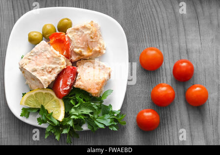 Lachs auf dem Grill mit Zitrone und Gemüse gebacken Stockfoto