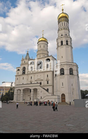 Die Iwan weliki Glockenturm (rechts), Annahme Glockenturm und filaret Erweiterung, Kreml, Moskau, Russland. Stockfoto