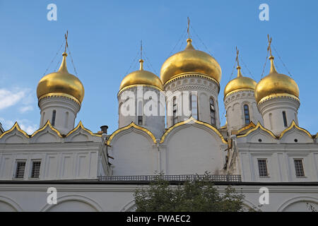 Goldenen Kuppeln der Kathedrale Mariä Verkündigung, Kreml, Moskau, Russland. Stockfoto