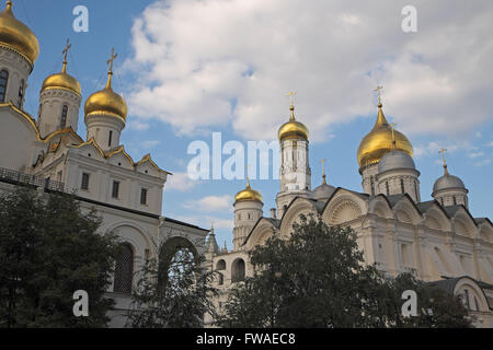 Glockenturm "Iwan der Große" (Mitte) über die Erzengel Kathedrale (rechts) und Kathedrale Mariä Verkündigung, Kreml, Moskau, r gesehen Stockfoto