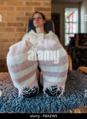 Frau mit abgenutzten Socken Stockfoto