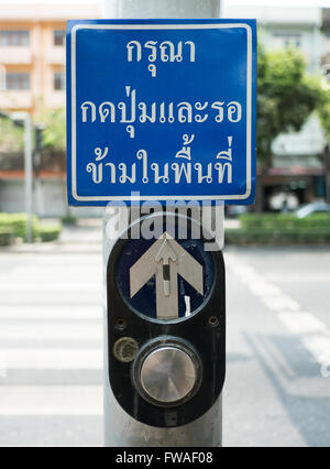 Drucktaste für die rote Ampel in Thailand. Thai Sprache--(Tiefenschärfe) Stockfoto