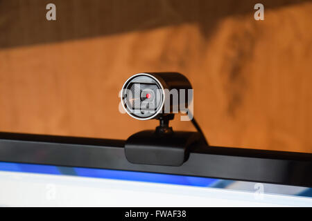 Web-Kamera, an den Monitor angeschlossen. Ausrüstung für Video. Stockfoto