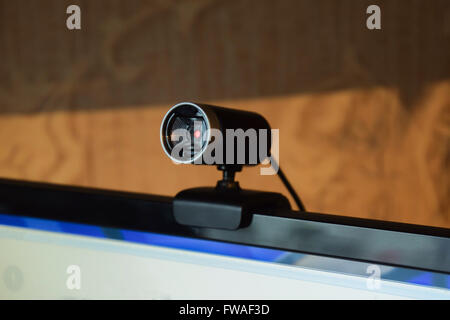 Web-Kamera, an den Monitor angeschlossen. Ausrüstung für Video. Stockfoto