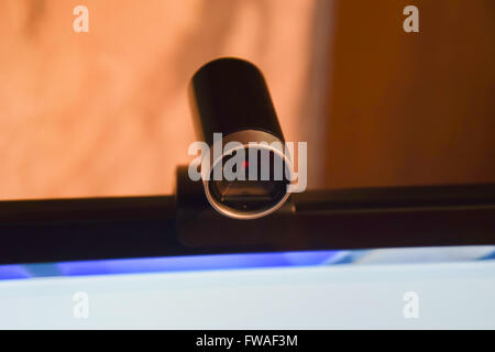 Web-Kamera, an den Monitor angeschlossen. Ausrüstung für Video. Stockfoto
