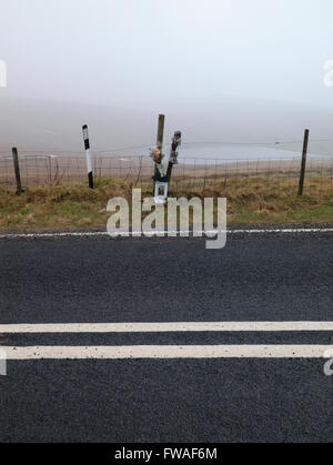 Fotos und Blumen im Gedenken an Moors Mordopfer Keith Bennett, der Pennine Way Wessenden Head Road verlässt. Stockfoto