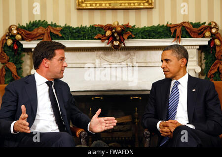 US-Präsident Barack Obama plaudert mit Premierminister der Niederlande, Mark Rutte während eines bilateralen Treffens im Oval Office des weißen Hauses 29. November 2011 in Washington, DC. Stockfoto