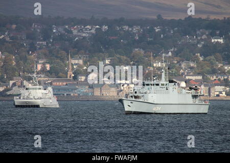 Kurz nach der Ankunft zum gemeinsamen Krieger 14-2 sitzen KNM Karmoy (links) und ENS Sakala (rechts), vor Anker aus Greenock Esplanade. Stockfoto