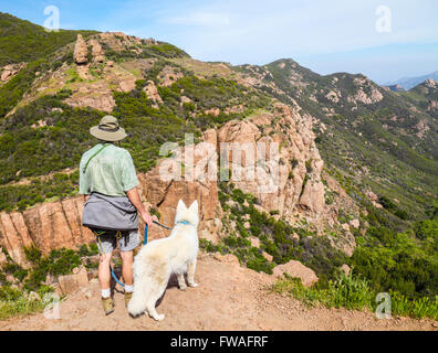 Wanderer und Hund unterwegs im Kreis X Ranch MIshe Mokwa siehe Echo Cliffs, Kletterer und Balanced Rock Stockfoto