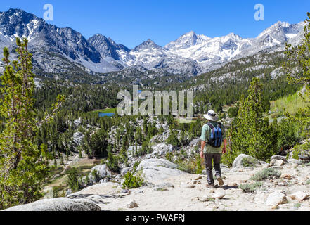 Wanderer nähert sich übersehen von Mono Pass Trail sieht kleine Seen-Tal im Rock Creek Canyon in der östlichen Sierra Stockfoto