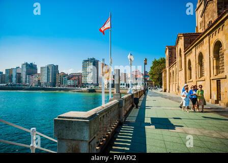 Die Promenade, den Strand von San Lorenzo, gesehen von der Kirche San Pedro. Cimadevilla, Gijón, Asturien, Spanien, Europa Stockfoto