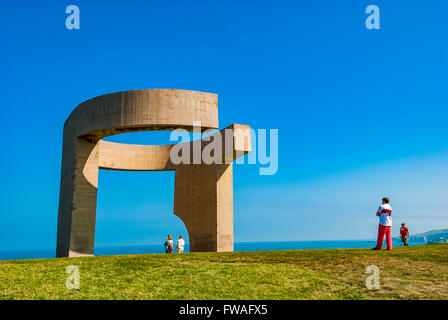 Die Laudatio auf den Horizont von Eduardo Chillida, eines der am meisten bekannten Symbole von Gijón. Cimadevilla, Gijón, Asturien, Spanien Stockfoto