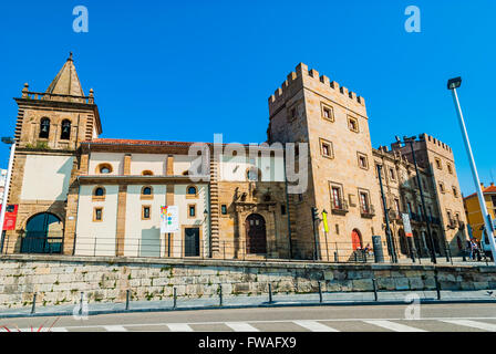 Das Barockschloss Revillagigedo grenzt an der Stiftskirche von San Juan Bautista. Cimadevilla, Gijón, Asturien, Spanien Stockfoto