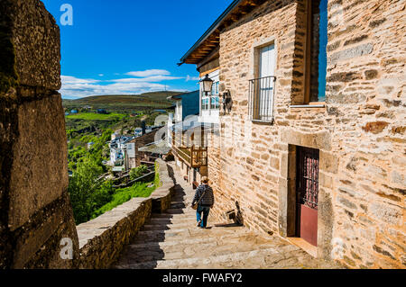 Straße in der Wand, die die Stadt umgibt. Puebla de Sanabria, Zamora, Castilla y León, Spanien, Europa Stockfoto