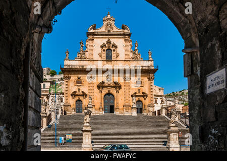 Barocke Kirche von San Pietro - St. Peter-Kirche - in der Stadt Modica, Ragusa, Sizilien, Italien Stockfoto