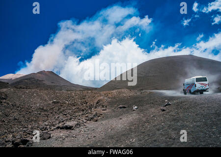Vulkanische Wolke Asche des Vulkans Ätna während seiner Tätigkeit. Nicolisi, Catania, Sizilien, Italien Stockfoto