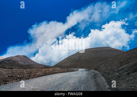 Vulkanische Wolke Asche des Vulkans Ätna während seiner Tätigkeit. Nicolisi, Catania, Sizilien, Italien Stockfoto