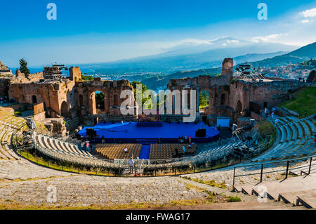 Das antike Theater von Taormina ist eine antike griechische Theater. Im Hintergrund der Vulkan Ätna. Taormina, Messina, Sizilien Stockfoto
