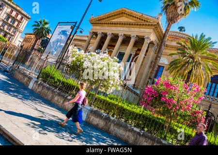 Das Teatro Massimo Vittorio Emanuele ist ein Opernhaus und Opera Company befindet sich auf der Piazza Verdi in Palermo, Sizilien, Italien. Stockfoto