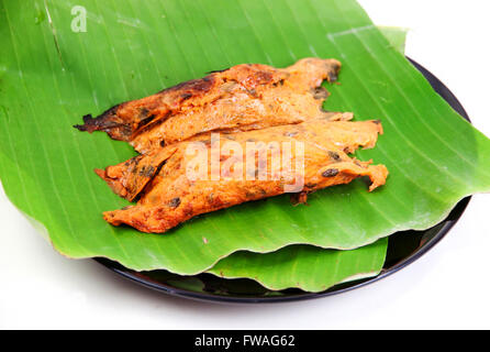 Fisch-Curry in Banane Blätter durch Hitze gegrillt auf weißem Hintergrund Stockfoto