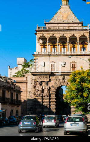 Das neue Tor - Porta Nuova-, direkt neben dem Palast der Normannen - Palazzo dei Normanni-, Palermo. Sizilien, Italien. Stockfoto