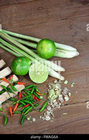 Komponente kochen Thai Tom Yam Suppe Kräutern und Gewürzen auf Holztisch Stockfoto