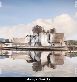 Das Guggenheim-Museum von Frank Gehry spiegelt sich in den Fluss Nervion, Bilbao, Baskenland, Spanien Stockfoto