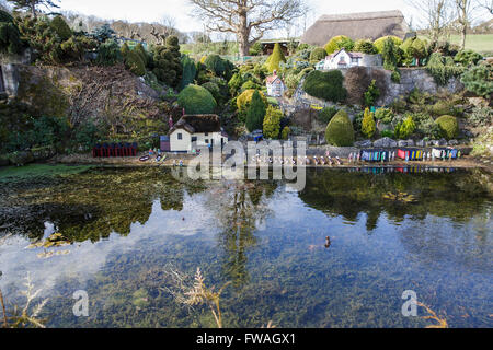 Gesamtansicht des Dorfes Modell in Godshill auf der Isle Of Wight an einem sonnigen Frühlingstag. Stockfoto