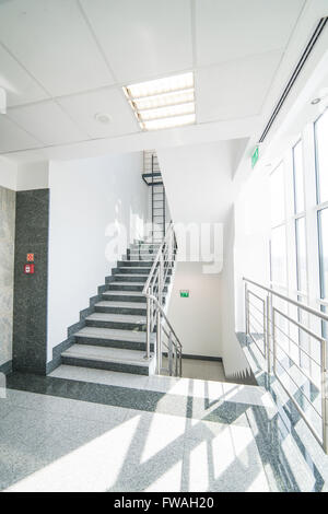 Treppe - Korridor-geschossige Bürogebäude Stockfoto