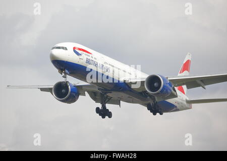 British Airways Boeing 777-336ER G-STBI landet auf dem am Flughafen Heathrow, London, UK Stockfoto