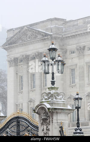 Londoner Residenz des HM Königin Elizabeth II Buckingham Palace im Schnee, London, England. Stockfoto