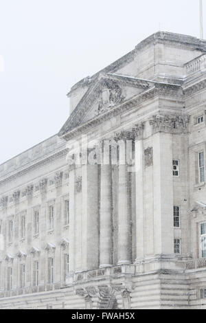 Londoner Residenz des HM Königin Elizabeth II Buckingham Palace im Schnee, London, England. Stockfoto