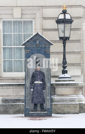 Londoner Residenz des HM Königin Elizabeth II Buckingham Palace im Schnee, London, England. Stockfoto