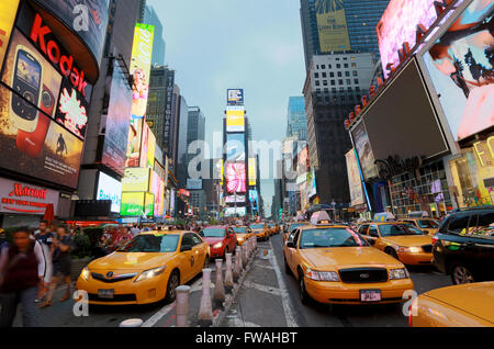 Gelben Taxis und die Lichter des Times Square in New York City, USA. Stockfoto