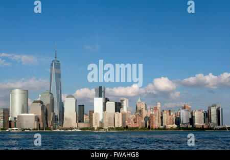 Atemberaubende Wolkenkratzer von Lower Manhattan Skyline einschließlich eines World Trade Centers. Stockfoto