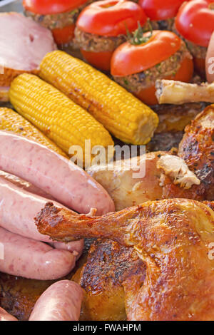 Verschiedene Stücke von gegrilltem Gemüse, Fleisch und Geflügel auf einem Bauernmarkt verkaufsfertig. (Provence, Frankreich) Stockfoto