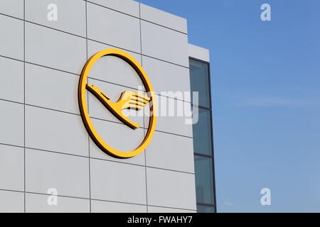 Lufthansa-Logo auf der Wand am Frankfurter Flughafen Stockfoto