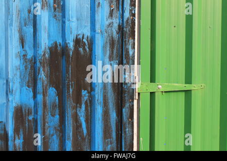 Blau, schwarz und grün - helle Lackierung auf alte Tür machen aus Wellblech Stockfoto