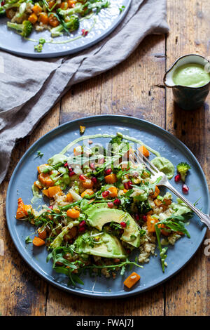 Gesunde vegetarische Salat mit Quinoa, Butternut-Kürbis und avocado Stockfoto