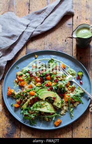 Gesunde vegetarische Salat mit Quinoa, Butternut-Kürbis und avocado Stockfoto