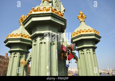 Liebe Schlösser Westminster Bridge. Eine liebe sperren oder Liebe Vorhängeschloss ist ein Vorhängeschloss die Schatze an ein Objekt sperren ihre Liebe zu symbolisieren, unzerbrechlich Stockfoto