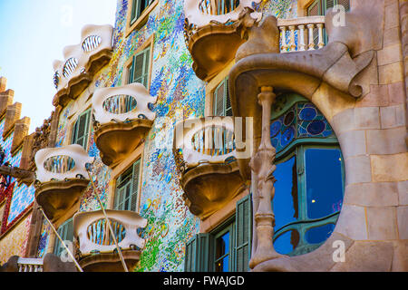 BARCELONA, Spanien - 14. August 2011: Fragment der Casa Batllo Gebäude in Barcelona in Spanien. Es wird auch als House of Bones genannt. Es wurde von Antoni Gaudi entworfen. Stockfoto