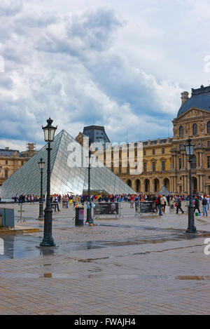 PARIS, Frankreich - 4. Mai 2012: Louvre-Pyramide in der Nähe von Louvre-Palast in Paris in Frankreich. Palast des Louvre ist heute ein Museum. Louvre-Pyramide ist eine große Metall-Glas-Pyramide Stockfoto