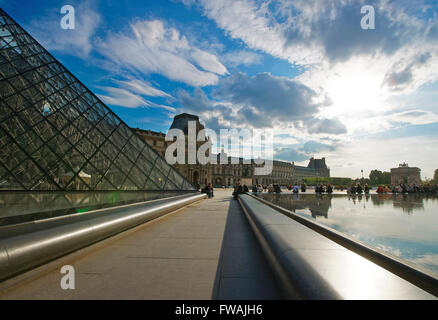 PARIS, Frankreich - 3. Mai 2012: Blick vom Louvre-Pyramide auf Louvre-Palast in Paris in Frankreich. Palast des Louvre ist heute ein Museum. Louvre-Pyramide ist eine große Metall-Glas-Pyramide Stockfoto