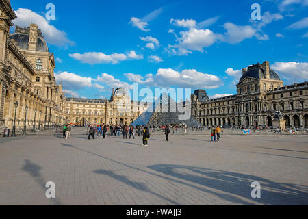 PARIS, Frankreich - 3. Mai 2012: Louvre-Pyramide und Louvre-Palast in Paris in Frankreich.  Palast des Louvre ist ein ehemaliger königlicher Palast und ist jetzt ein Museum. Louvre-Pyramide ist eine große Metall-Glas-Pyramide Stockfoto