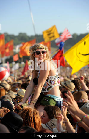 Fans beobachten Florence and The Machine auf dem Glastonbury Festival 2010, Pilton Somerset UK Stockfoto